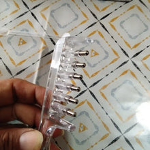 Foto de una compradora del peine aplicador SOPELO